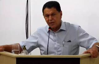 Ex-prefeito Álvaro Urt, quando fez sua defesa na Câmara de Bandeirantes (Foto: Reprodução de vídeo) 