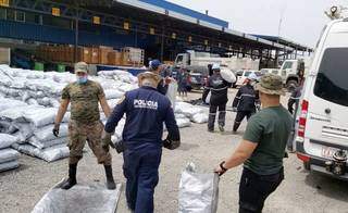 Policiais revistam sacos de carvão em porto no Rio Paraguai (Foto: ABC Color)