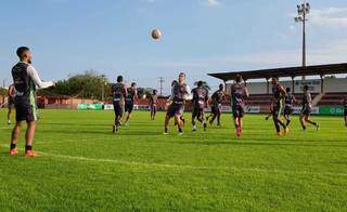 Atletas do Águia Negra treinam com bola no campo do jogo de sábado (Foto: Oseias Pereira)