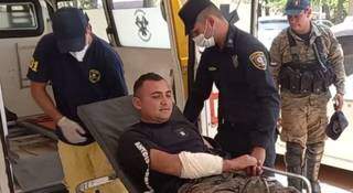 Policial ferido em confronto no momento em que chegava a hospital (Foto: ABC Color)