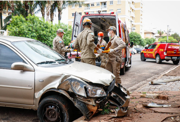 Motorista passa mal, perde controle e atinge placa de sinalização na 14 de Julho