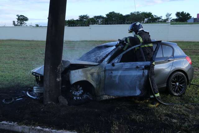 Condutor desatento bate BMW em poste e ve&iacute;culo pega fogo 