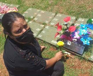 Hoje a mãe foi ao cemitério, um ano após encontrar o filho morto.