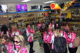 Já em Corumbá, no porto-geral, as mulheres compraram kits completos de pesca em uma loja especializada. (Foto: Sílvio Andrade)