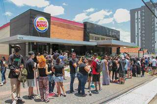 Lanche de graça é campanha de marketing do Burger King que no Dia das Bruxas, daria um Whopper a quem fosse de vassoura para lanchonete. (Foto: Marcos Maluf)