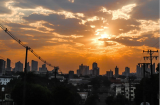 Amanhecer com sol nascendo na região da Avenida Antônio Maria Coelho, em Campo Grande (Foto: Henrique Kawaminami)