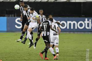Lance durante a partida entre Botafogo e Ceará, válida pelo Campeonato Brasileiro 2020 no estádio Nilton Santos no Rio de Janeiro (RJ), neste sábado (31). (Foto: Estadão Conteúdo) 