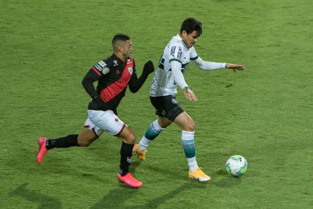 Coritiba vence Atl&eacute;tico-GO e &#039;dorme&#039; fora da zona de rebaixamento