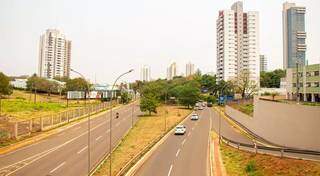 Paisagem urbana da avenida Fernando Corrêa da Costa, onde o Prosa encontra-se em boa parte encanado (Foto: Priscilla Cristiane Bigetti)