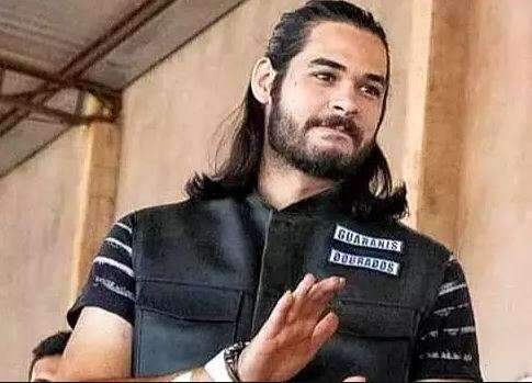 Motociclista morre ao bater moto em placa de rotat&oacute;ria que d&aacute; acesso a munic&iacute;pio