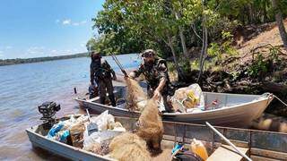 Ítens apreendidos pelos policiais militares com os pescadores. (Foto: PMA) 