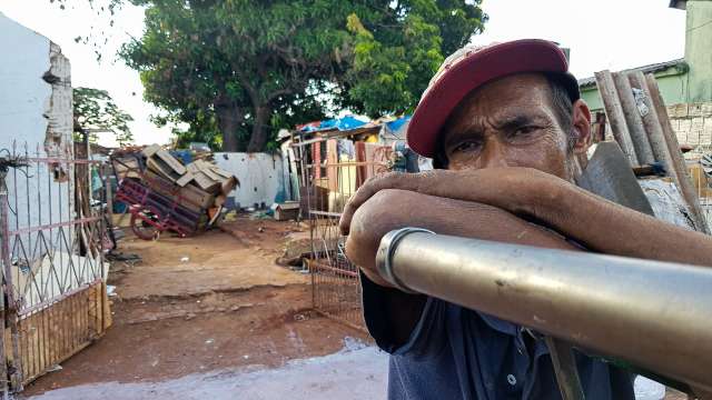 Morador de rua h&aacute; 25 anos, hoje Arildo vive em meio aos entulhos