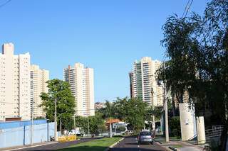 Céu aberto na manhã deste domingo (1°) na região do Centro de Campo Grande. (Foto: Paulo Francis)