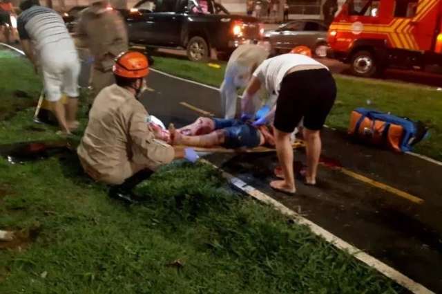 Homem &eacute; lan&ccedil;ado para fora de caminhonete ao capotar em avenida 