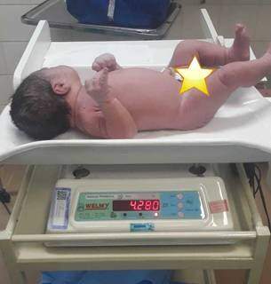 Samuel nasceu com 40 semanas, pesando 4.280kg e medindo 50 cm. (Foto: Arquivo Pessoal)