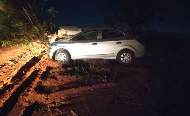 Adolescentes roubam motorista de aplicativo e batem carro em &aacute;rvore na fuga 