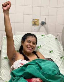 Priscila, mãe de Samuel, minutos depois do parto. (Foto: Arquivo Pessoal)