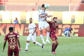 Sport vence, sobe na tabela e afunda Athletico-PR no Brasileir&atilde;o