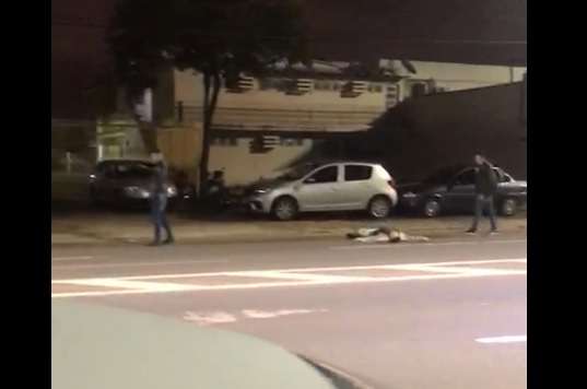 V&iacute;deo confirma vers&atilde;o de que seguran&ccedil;a tamb&eacute;m estava armado em tabacaria 