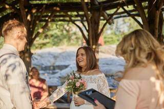 Casamento de Amanda aconteceu em gazebo na parte altas do Central Park (Foto: Gianna Falcon)