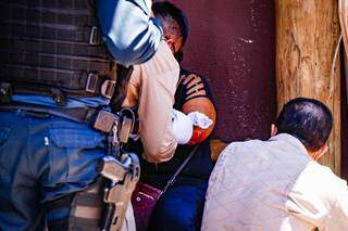 Mulher foi ferida no braço por disparo de arma de foto (Foto: Henrique Kawaminami)