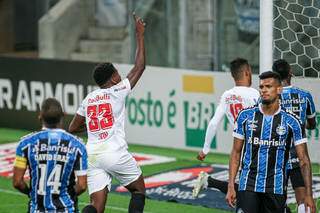 Gr&ecirc;mio &#039;acorda&#039; no 2&ordm; tempo, vence Bragantino e mant&eacute;m rea&ccedil;&atilde;o no Brasileir&atilde;o