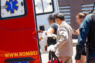 Mulher foi socorrida com ferimento no braço para a Santa Casa de Campo Grande (Foto: Henrique Kawaminami)