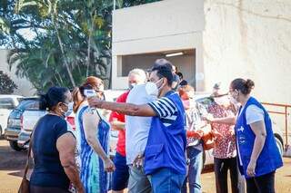 For&ccedil;a-tarefa tenta evitar aglomera&ccedil;&atilde;o em cemit&eacute;rios cheios em dia de homenagens