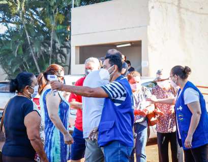 For&ccedil;a-tarefa tenta evitar aglomera&ccedil;&atilde;o em cemit&eacute;rios cheios em dia de homenagens