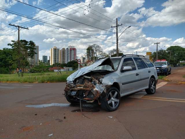 Carro de passeio tem frente destru&iacute;da ap&oacute;s colis&atilde;o com &ocirc;nibus