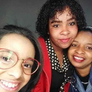 Gi tira selfie com a irmã Paula e sua mãe Neide (Foto: Arquivo Pessoal)