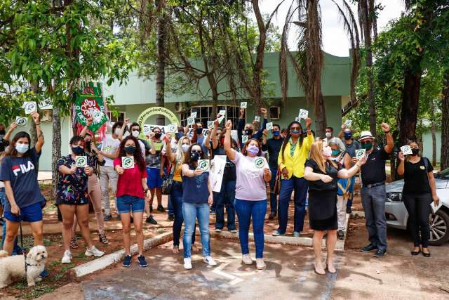 Com cartazes, grupo se re&uacute;ne contra desmatamento do Parque dos Poderes