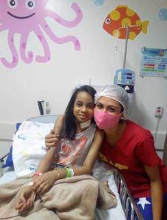 Menina Gi em mais uma de suas visitas mensais ao hospital (Foto: Arquivo Pessoal)