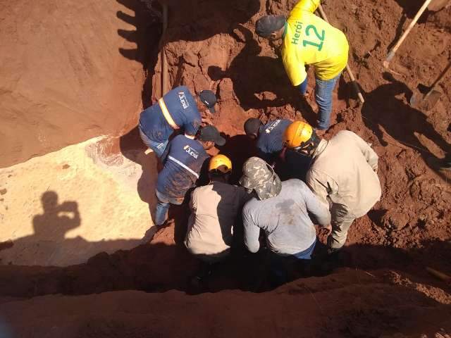 Homem &eacute; soterrado enquanto escavava solo para passagem de tubos 