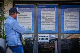 Candidato em frente ao prédio da Funsat. (Foto: Marcos Maluf)