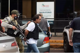 Algemado e usando colete, “Pingo” é conduzido por policial paraguaio na Ponte da Amizade em 15 de outubro. (Foto: Última Hora)