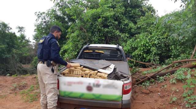 Homem foge da pol&iacute;cia por 5 km, mas abandona tonelada de maconha em estrada