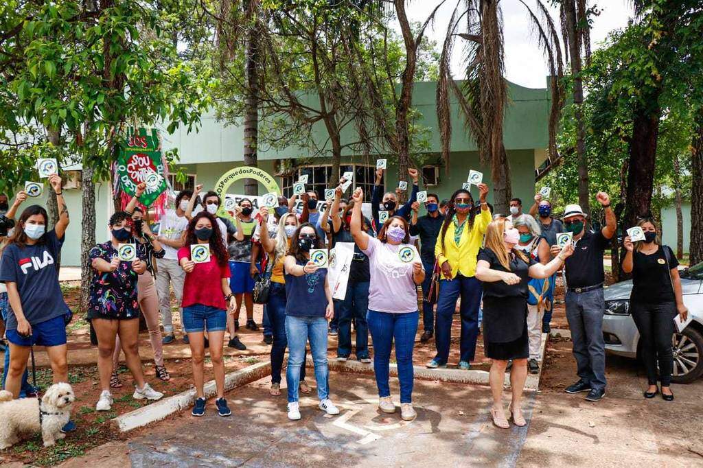 cartazes grupo se reúne contra desmatamento do Parque dos Poderes