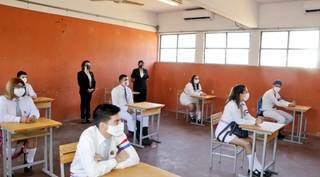 Alunos do último ano do ensino médio começaram hoje a voltar às aulas no Paraguai (Foto: Divulgação)