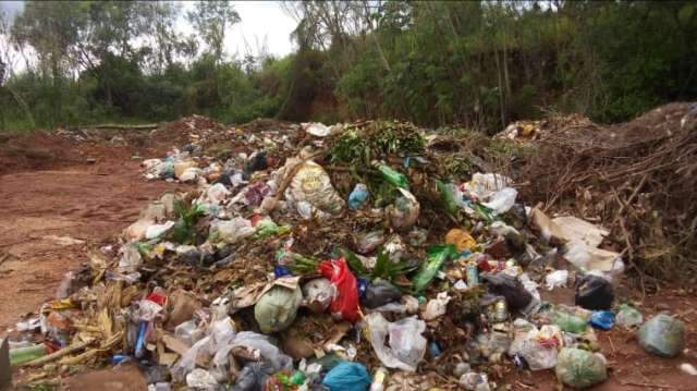 Moradores denunciam descarte de lixo pr&oacute;ximo ao rio Dourados