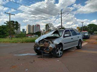 Carro de passeio tem frente destru&iacute;da ap&oacute;s colis&atilde;o com &ocirc;nibus