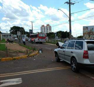 Carro de passeio tem frente destru&iacute;da ap&oacute;s colis&atilde;o com &ocirc;nibus