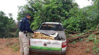 Homem foge da pol&iacute;cia por 5 km, mas abandona tonelada de maconha em estrada