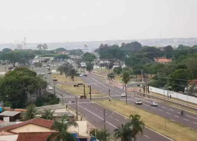 Homem bate em vidro, mostra distintivo e atira contra Hilux