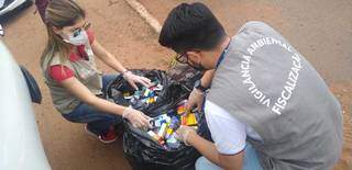 Equipe recolheu centenas de medicamentos em córrego (Foto: Sesau/Divulgação)