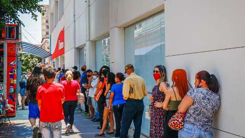 Na fila por 2 horas, clientes reclamam de falta de funcionários nos bancos