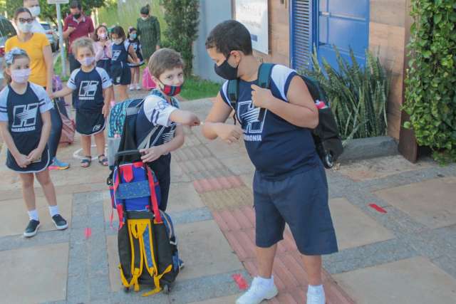A um m&ecirc;s do fim do ano letivo, crian&ccedil;as voltam para matar saudade da escola