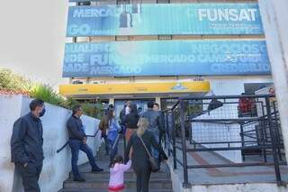 Candidatos em fila em frente ao prédio da Funsat. (Foto: Arquivo/Paulo Francis)