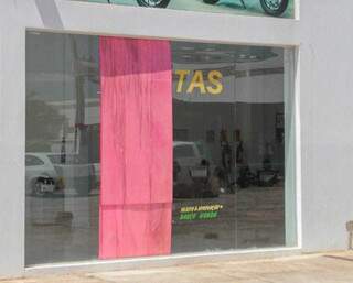Ladr&otilde;es quebram vidra&ccedil;a e furtam 20 capacetes de concession&aacute;ria de motos