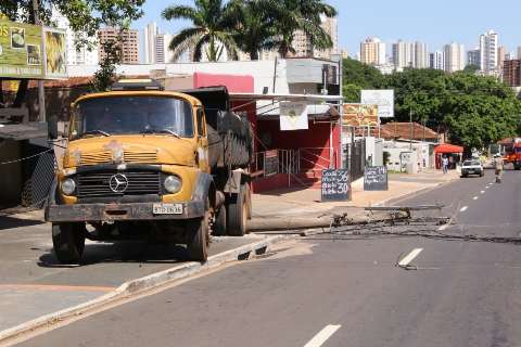 Sem freio, caminh&atilde;o derruba poste e provoca fogo em transformador 